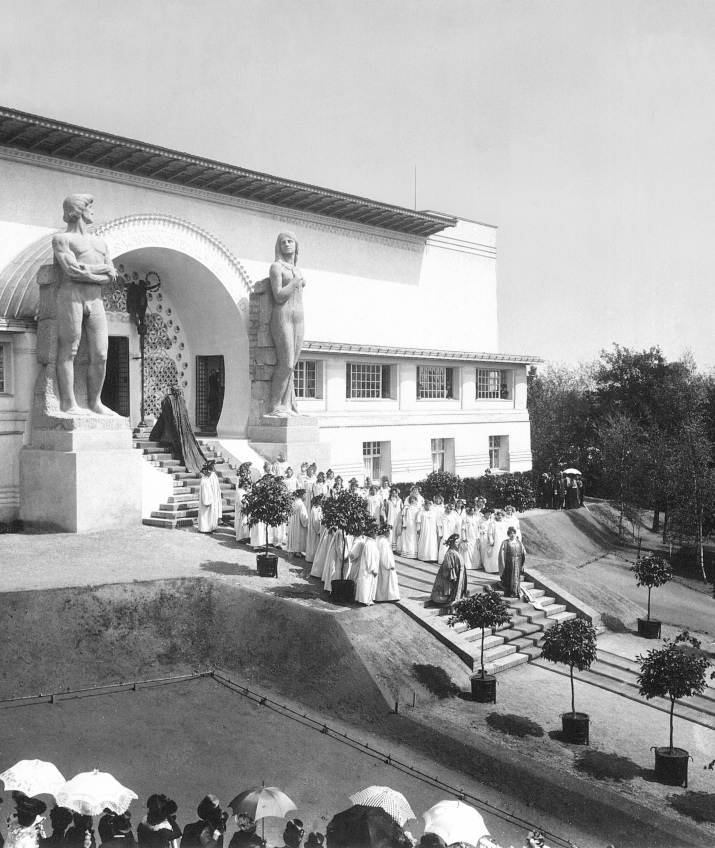 Festspiel vor dem Ernst Ludwig-Haus zur Eröffnung der Ausstellung Ein Dokument Deutscher Kunst, 1901